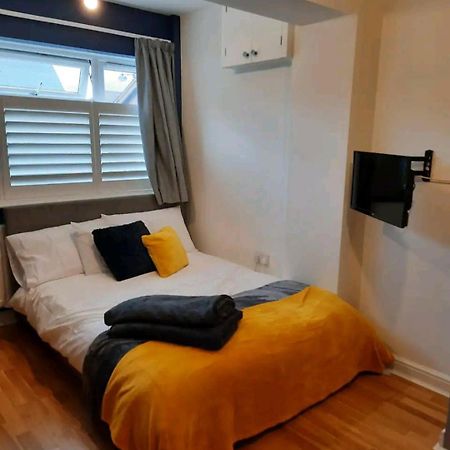 Double Room With Ensuite Close To Silverstone 휘틀버리 외부 사진