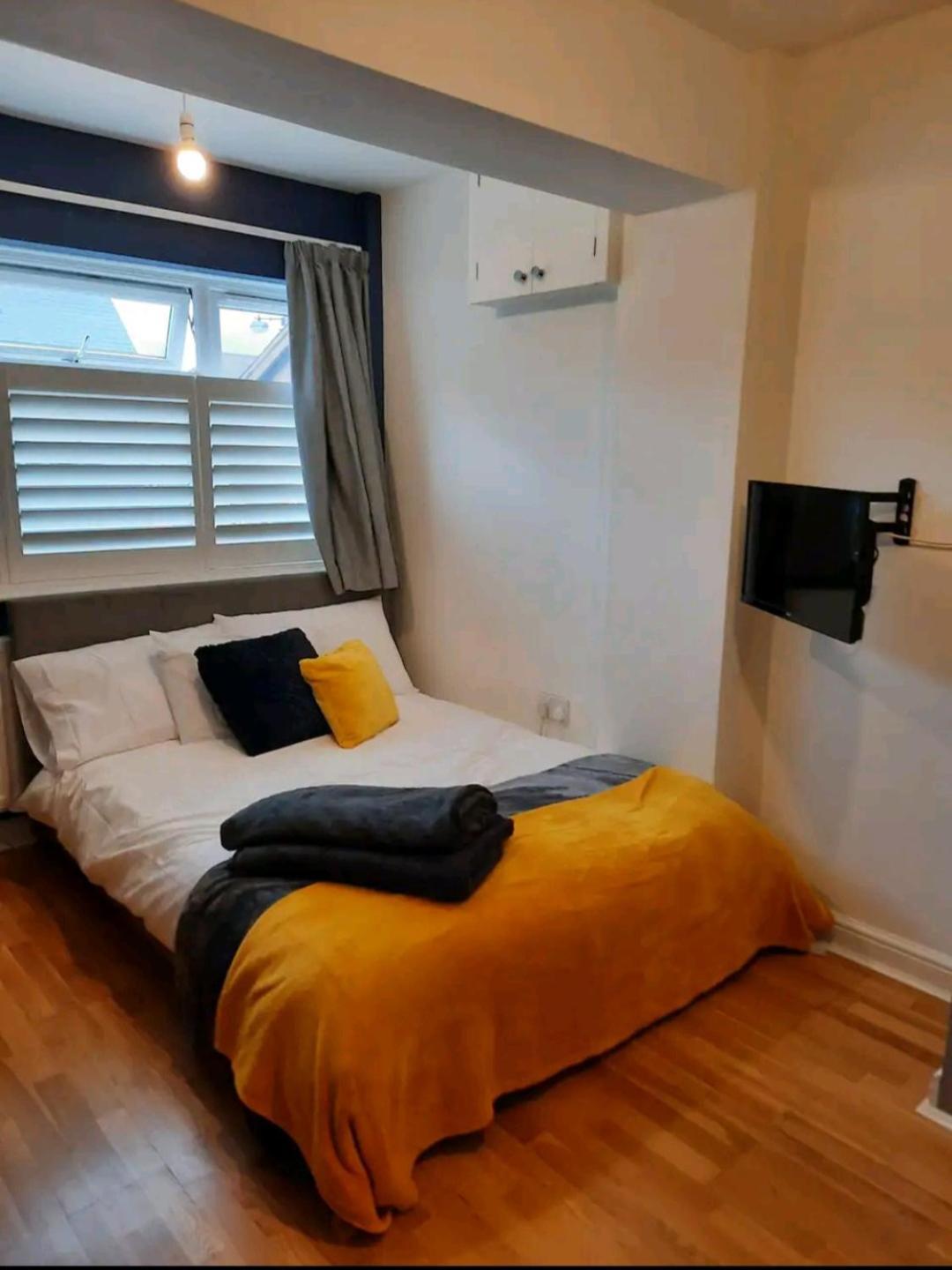 Double Room With Ensuite Close To Silverstone 휘틀버리 외부 사진